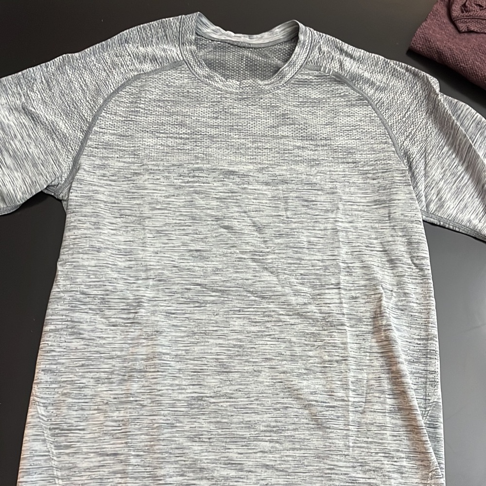 EUC Men’s Lululemon xs metal vent short sleeve